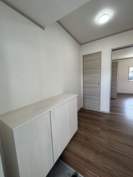 【リフォーム中】玄関ホール。天井壁クロスの張替、床フロアの張替を行います。