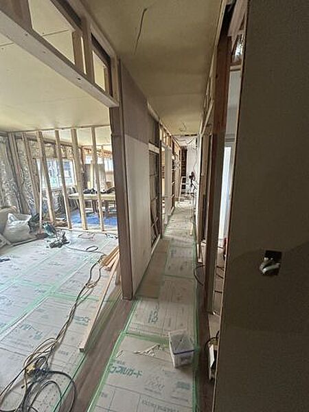【リフォーム中】廊下。天井壁クロスの張替、床フロアの張替を行います。
