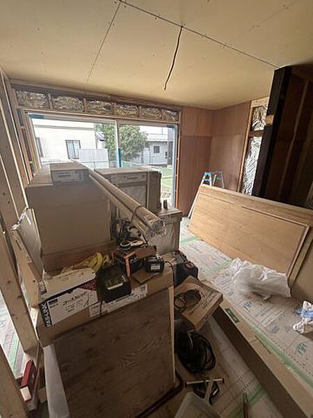 【リフォーム中】1階の西側の和室は洋室に変更を行います。天井壁クロスの張替、床フロアの張替を行います。お部屋を少し拡張して9帖にする予定なので、リビングとしても使用できます。
