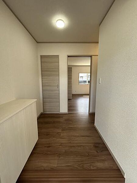 【リフォーム中】玄関ホールは天井壁クロスの張替、床フロアの重ね張り、シューズボックスの新品交換を行います。