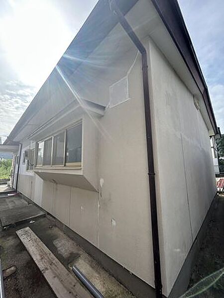 【リフォーム中】北側の外観です。外壁と屋根は塗装を行います。おうち全体の印象ががらりと変わりますよ。