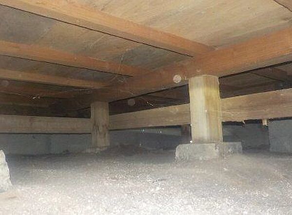 中古住宅の3大リスクである、雨漏り、主要構造部分の欠陥や腐食、給排水管の漏水や故障を2年間保証します。その前提で床下まで確認の上でリフォームし、シロアリの被害調査と防除工事もおこないます。