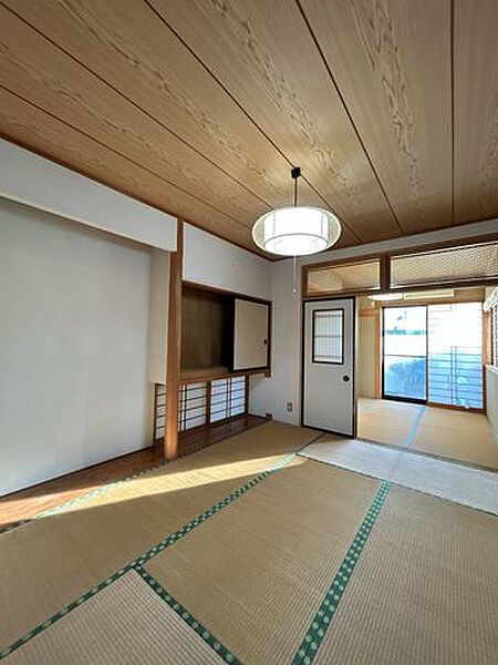 【リフォーム中】1階北側の6帖和室はクリーニングを予定しています。客間以外でも、子供たちの遊び場やお昼寝としても利用できますね。