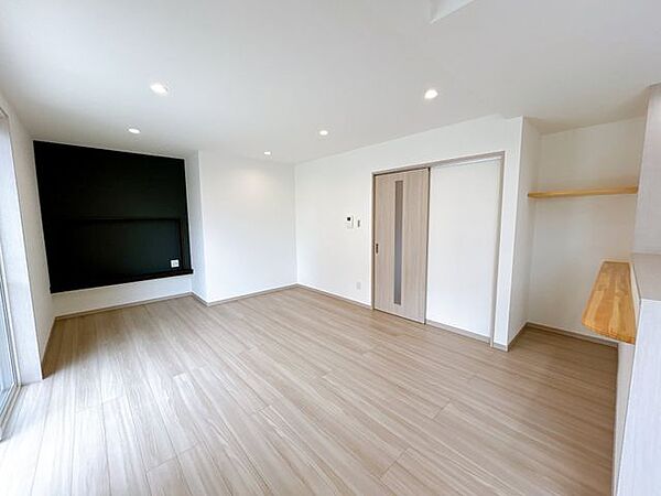 【リフォーム済】リビングの別角度からの写真です。天井壁クロスの張替、床フロアの張替を行いました。リビング部分はサッシも入れ替えしております。