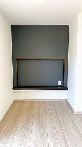 【リフォーム済】リビングにはテレビ置きスペースを新設しました。この部分はアクセントクロスで仕上げておりますので、テレビが映えそうです。