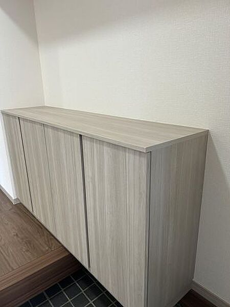 【リフォーム済】新品のシューズボックスに交換予定です。収納スペースもしっかり確保しているので季節ものもきちんと収納可能です。