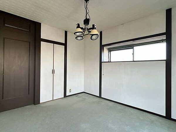 【リフォーム中/居室】床重ね張り、壁天井クロス張替え、照明交換を行う予定です。