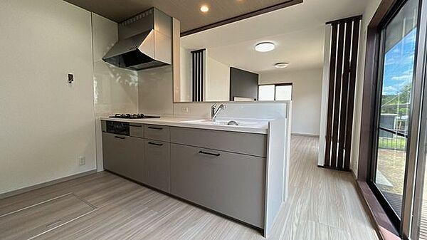【リフォーム済/リビング】リビングを広げ3LDKの住宅になりました。各部屋6帖以上の広さを確保しているので、家族ゆったり過ごせますね。