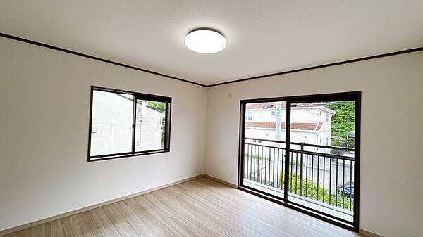 【リフォーム済/居室】居室は天井壁クロスの張替、床フロアの重ね張りを行い、照明も新品に交換しました。