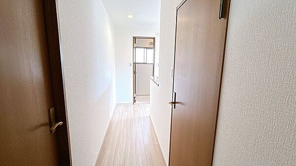 【リフォーム済/廊下】廊下は天井壁クロスの張替、床フロアの重ね張り、照明の新品交換を行いました。