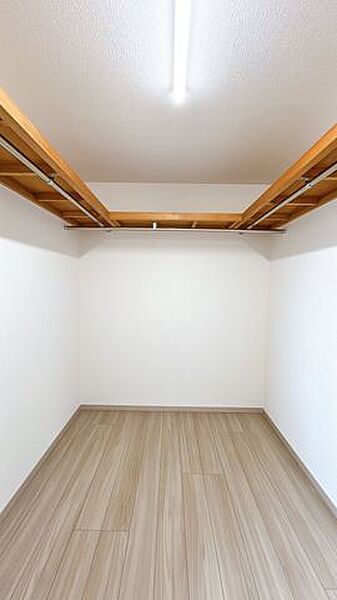 【リフォーム済/収納】収納内部はクロスを張り替え、床はフローリング仕上げです。