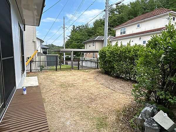 【リフォーム済/庭】お庭の写真です。外壁の塗装、敷地内の庭木は目隠しとして残し、剪定して見栄えを整えました。