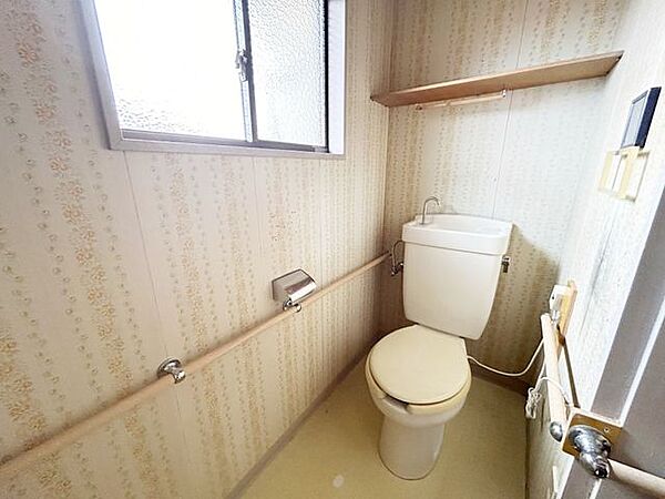 【リフォーム販売】1階トイレです。新品に交換します。壁、天井のクロス張替、照明の新品交換、床はクッションフロア張りを行います。