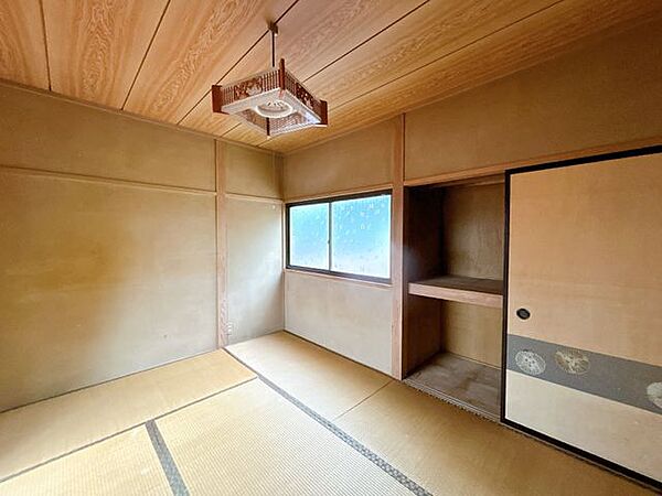 【リフォーム販売】2階中央東側6帖和室はクリーニングを行う予定です。