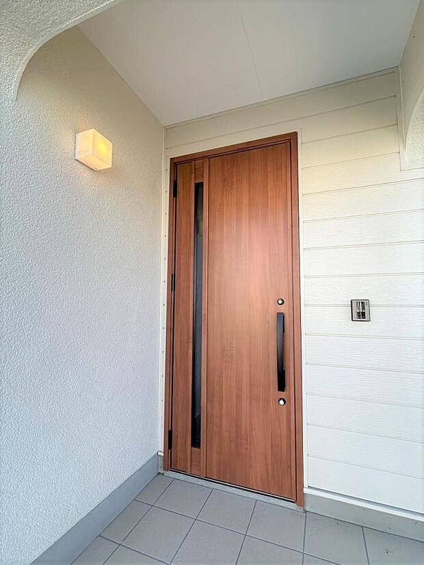 【リフォーム済】玄関はLIXILの玄関ドアに交換しました。新品玄関タイルをはったのでより一層玄関が華やかになりました。