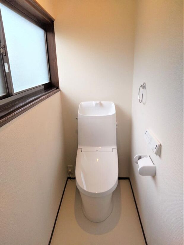 【リフォーム済】トイレはLIXIL製の温水洗浄機能付きに新品交換しました。キズや汚れが付きにくい加工が施してあるのでお手入れが簡単です。直接肌に触れるトイレは新品が嬉しいですよね。壁、天井のクロスを張