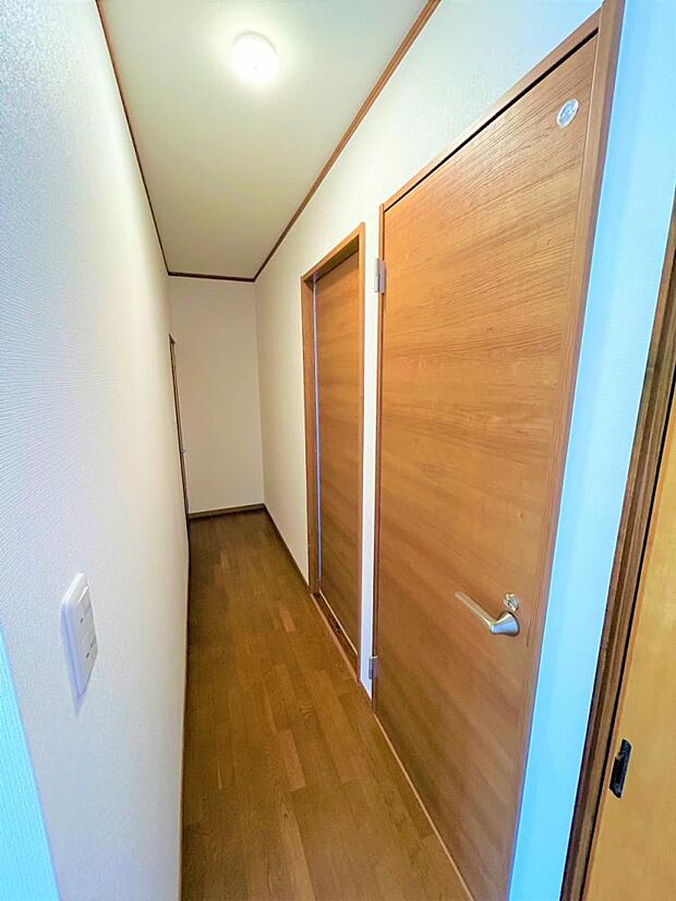 【リフォーム済】1階廊下の写真です。洗面所とトイレは分離しているので生活しやすいです。