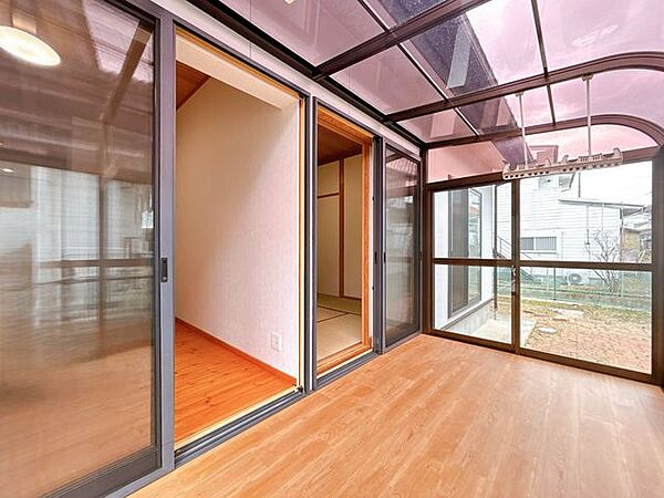 【リフォーム済/サンルーム】床フロアタイル張り、クリーニング等を行いました。サンルームがあると雨の日でもお洗濯を乾かしやすいですので何かと便利ですね。