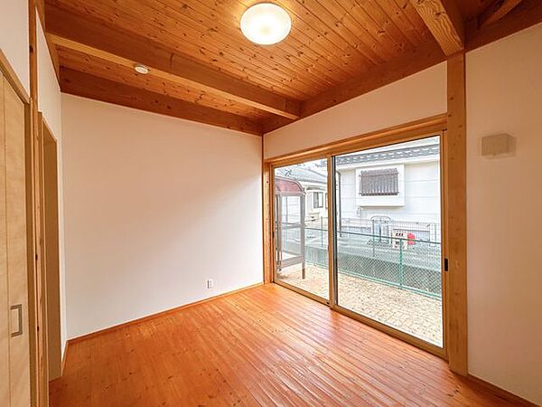 【リフォーム済/洋室】南西側洋室。床塗装、クロス張替え、照明交換等を行いました。無垢材を使用した天井と床が気持ちを穏やかにしてくれます。掃き出し窓も大きいので外の光もしっかり入ってきますね。