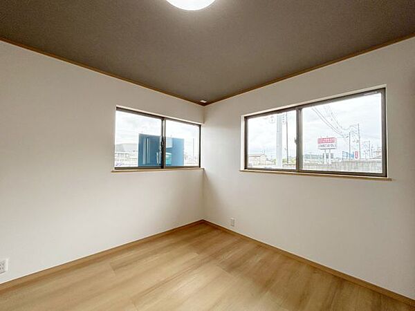 【リフォーム後/居室】2階洋室6帖写真です。床張り、建具交換、壁天井クロス張替え、照明交換を行いました。お部屋に収納があるので整理整頓しやすくて嬉しいですね。