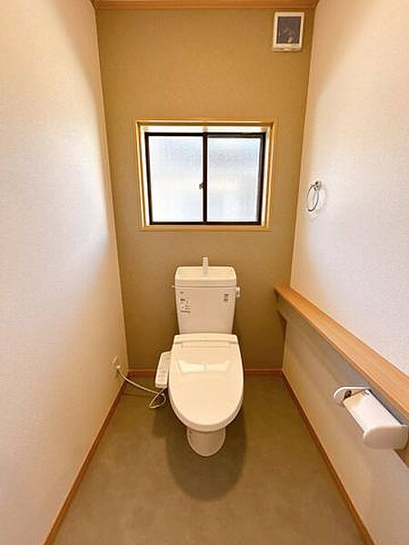 【リフォーム済/トイレ】トイレは新品の簡易水洗便器に交換しました。温水洗浄暖房便座も設置しましたので、寒い季節も安心ですね。