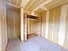 洋室：【リフォーム中/居室】2階西側洋室の写真です。床建具交換、壁天井クロス張替え、断熱材交換（解体箇所のみ）、照明交換等を行います。8帖のお部屋には約2帖分の収納スペースもありますので整理整頓しやすいで…