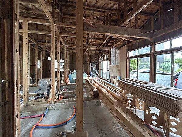 【リフォーム予定/LDK】間取り変更を行い、約15帖のLDKを造作します。壁天井クロス張替え、床建具交換、耐震補強工事、窓サッシ交換等を行う予定です。対面キッチンになりますので家事もしやすくなります…