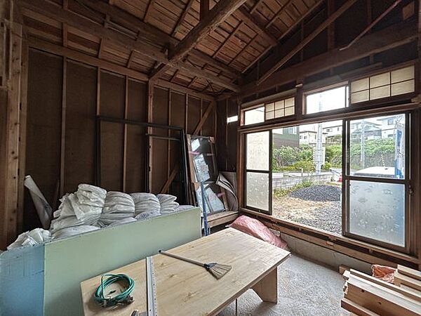 【リフォーム予定/洋室約7帖】壁天井クロス張替え、床建具交換、耐震補強工事、窓サッシ交換等を行う予定です。約1帖分の収納もありますので整理整頓もしやすいですね。