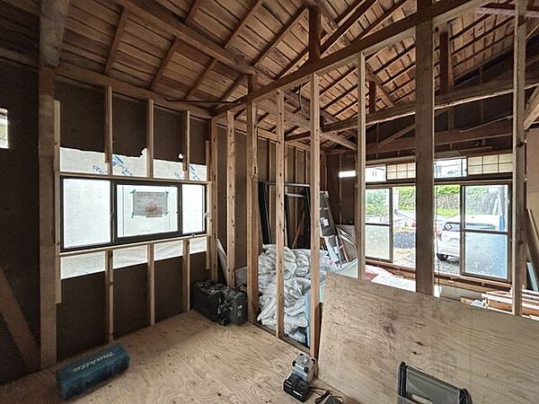 【リフォーム予定/洋室約7帖】壁天井クロス張替え、床建具交換、耐震補強工事、窓サッシ交換等を行う予定です。約1帖分の収納もありますので整理整頓もしやすいですね。