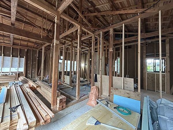 【リフォーム予定/LDK】間取り変更を行い、約15帖のLDKを造作します。壁天井クロス張替え、床建具交換、耐震補強工事、窓サッシ交換等を行う予定です。対面キッチンになりますので家事もしやすくなります…