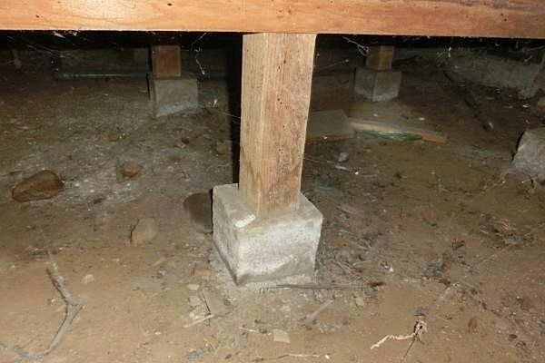 【床下】中古住宅の3大リスクである、雨漏り、主要構造部分の欠陥や腐食、給排水管の漏水や故障を2年間保証します。その前提で床下まで確認の上でリフォームし、シロアリの被害調査と防除工事もおこないます。