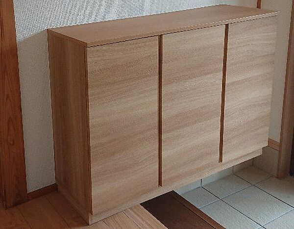 【同仕様写真】シューズボックスも新品交換予定です。新品の建具や床と同じ色のシューズボックスになりますのでお家の中の統一感が生まれます。