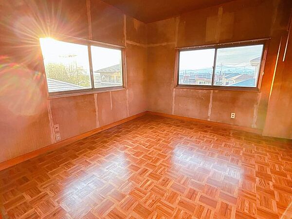 【リフォーム中/室内】2階居室はフローリング張りを行い、壁面はクロス張替え、建具交換、照明交換等を行う予定です。2階は間取り変更で独立した部屋になりますので使い勝手が良くなります。