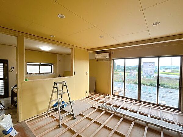 【リフォーム中/室内】和室は間取り変更を行いLDKに変更予定です。クロス張替え、床建具交換、照明交換等を行います。より綺麗になった室内でおくつろぎいただけます。