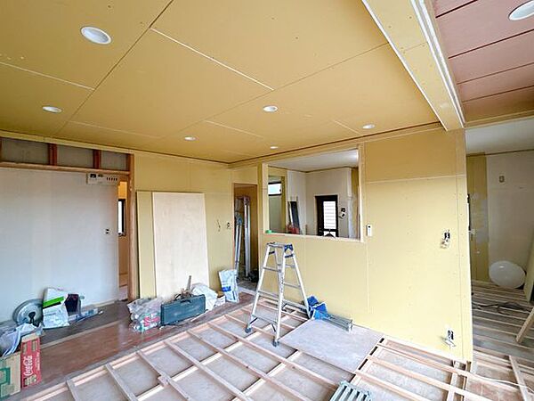 【リフォーム中/室内】現況DKは間取り変更を行い約18帖の広々LDKに変更予定です。クロス張替え、床建具交換、照明交換等を行います。対面キッチン仕様で小さなお子様がいても家事がしやすいです。