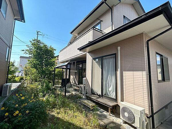 【リフォーム中/庭】植栽の剪定等を行います。南側のお庭はプライベート空間として家庭菜園や憩いの場としてお使いいただけます。※家庭菜園等をされる際に土の入れ替えが必要になる場合がございます。