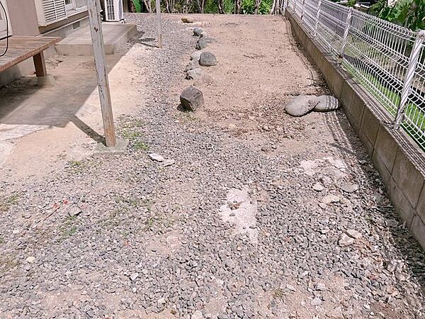 【リフォーム中/庭】これから割れの目立つ犬走を撤去し、庇も撤去しますのですっきりとしたお庭になります。