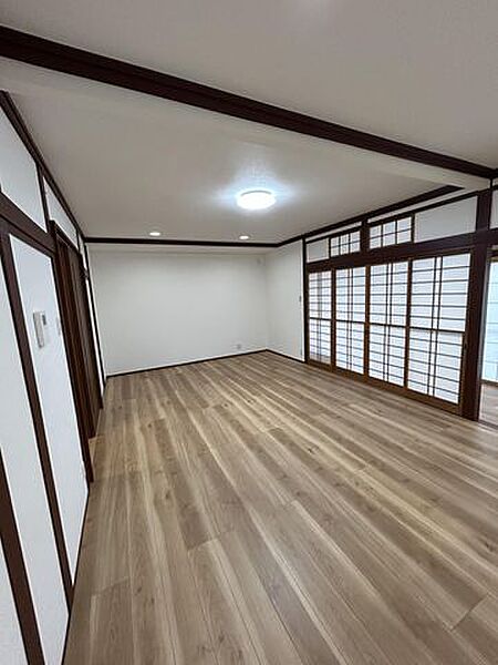【リフォーム中】南西側25帖リビング。天井・壁クロス貼り替え、床フローリング張替え。今日一日の出来事を話しながらまったりと寛いでくださいね。