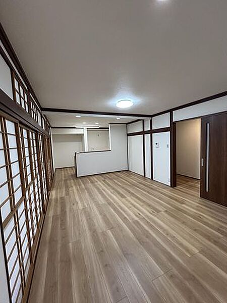 【リフォーム中】南西側25帖リビング。天井・壁クロス貼り替え、床フローリング張替え。今日一日の出来事を話しながらまったりと寛いでくださいね。