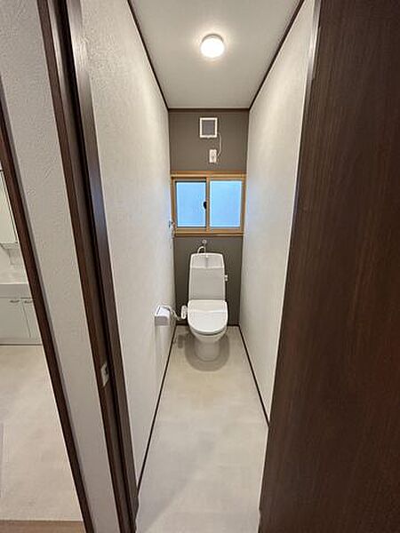 【リフォーム中】1階トイレ。温水洗浄便座トイレに新品交換しました。壁・天井のクロス、床のクッションフロアを張り替え予定です。毎日家族が使う場所なので、清潔感のある空間に仕上げていきます。