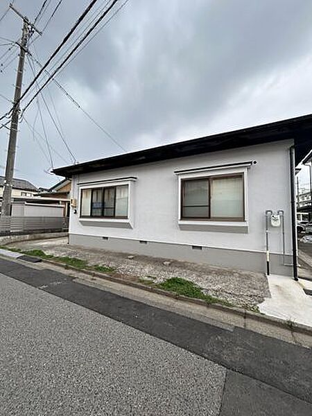 【リフォーム中】外観別角度。屋根と外壁の塗装を行います。明るい住宅に生まれ変わりました。重厚感のある佇まいで存在感のある邸宅です。