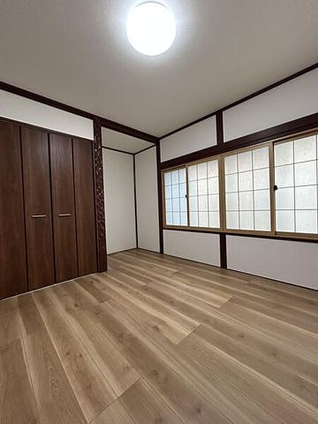 【リフォーム中】南東側8帖洋室。和室から洋室へ変更。床フローリング張替え、天井・壁クロス張替え。南向きの窓からはポカポカ陽光と心地よい風通しを確保。お天気のいい休日はお部屋の模様がえで気分転換をして…