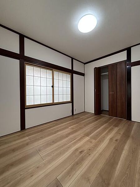 【リフォーム中】北東側6帖洋室。和室から洋室へ変更。床フローリング張替え、天井・壁クロス張替え。シングルベッドを置いても圧迫感無く過ごしていただける室内。子供部屋にいかがですか。