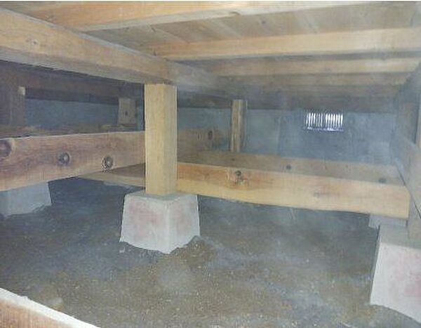 中古住宅の3大リスクである、雨漏り、主要構造部分の欠陥や腐食、給排水管の漏水や故障を2年間保証します。その前提で床下まで確認の上でリフォームし、シロアリの被害調査と防除工事もおこないました。