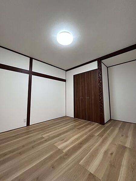 【リフォーム中】南東側8帖洋室。和室から洋室へ変更。床フローリング張替え、天井・壁クロス張替え。東向きに窓がある部屋はどの部屋よりも早くお日さまからの「おはよう」が受け取れます