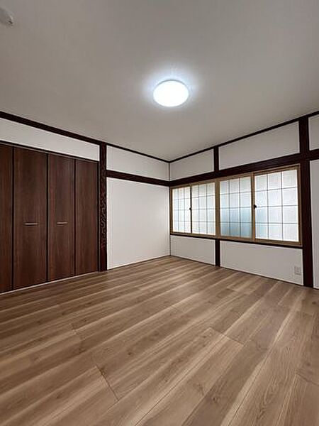 【リフォーム中】北西側6.5帖洋室。和室から洋室へ変更。床フローリング張替え、天井・壁クロス張替え。キッチンまでの移動距離が少なくて済むこちらのお部屋なら起きてからの朝ごはんの支度もスムーズにこなせ…