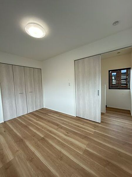 【リフォーム中】2階東側6帖洋室。床クリーニング、天井・壁クロス張替え。トイレも2階にある為、夜中に階段の上り下りをせずに行けるため家族みんな安心でお住まいになれます。