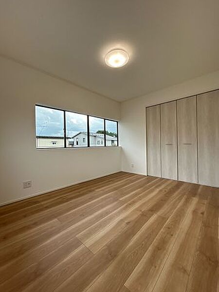 【リフォーム中】2階西側5.5帖洋室。床クリーニング、天井・壁クロス張替え。トイレも2階にある為、夜中に階段の上り下りをせずに行けるため家族みんな安心でお住まいになれます。