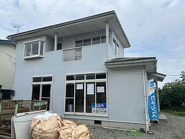 外観リフォーム中　外観別角度　屋根と外壁は塗装することで、引き締まった外観になります。明るさと清潔感を大切にしたシンプルな外観フォルムが魅力の住宅です。