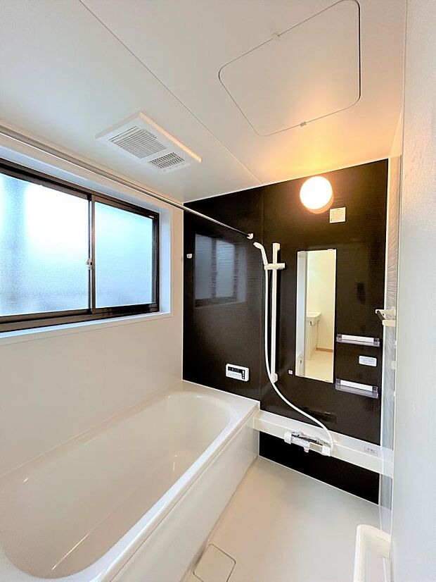 【内装リフォーム済】ハウステック社製の新品ユニットバスです。自動湯張り・追い炊き機能付きの室内は水はけが良く滑りにくく毎日のお掃除もラクラクです。